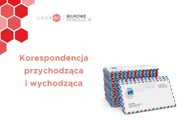 Stos kopert z czerwono-niebieskimi paskami, gotowych do wysyłki. Na jednej z nich widoczny adres korespondencyjny.