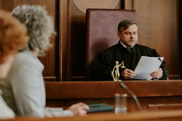 Jakie pytania zadaje sąd na sprawie o ustalenie ojcostwa? Fakty