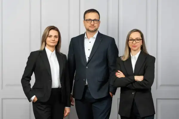 Trzy osoby w garniturach, gotowe pomóc w sprawach prawnych. Jeśli masz wątpliwości, gdzie złożyć skargę na adwokata, oni udzielą odpowiedzi.