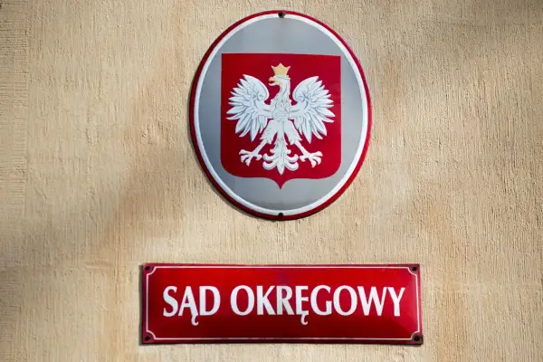 Herb Polski i tablica "Sąd Okręgowy" na ścianie. Zastanawiasz się, ile razy sąd może wezwać świadka?