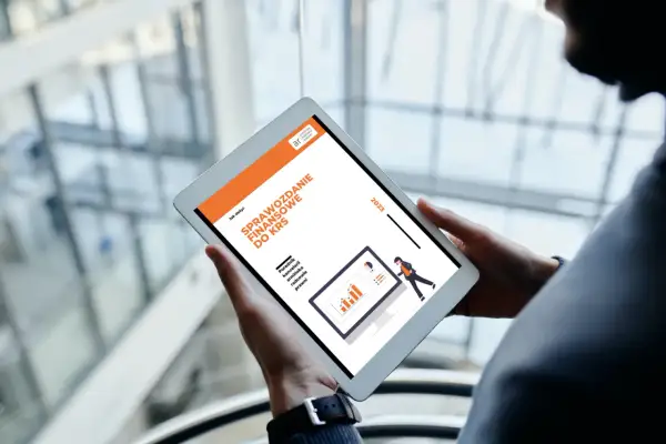 Tablet z grafiką przedstawiającą sprawozdanie finansowe do KRS.
