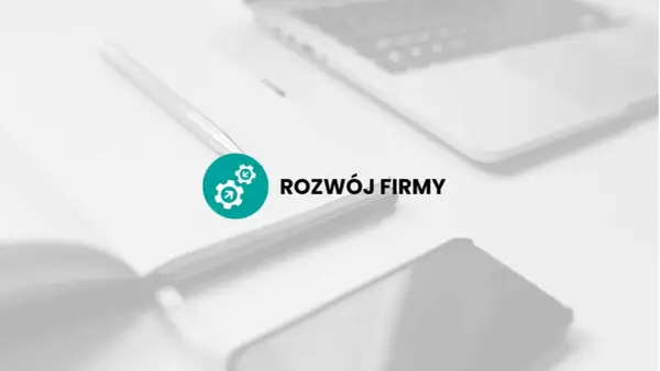 Na biurku leży notatnik z długopisem, obok laptop i telefon. Ikona z trybikami symbolizuje rozwój firmy, czyli jej promesa.