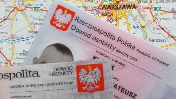 Dowód osobisty, na tle mapy Warszawy i okolic. Pytanie, ile cyfr ma PESEL, jest kluczowe dla identyfikacji.