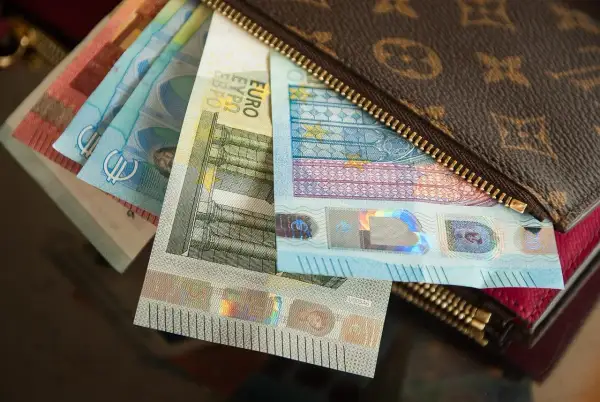 Euro banknoty w portfelu z monogramem.