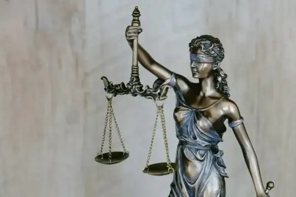 Figurka Temidy z wagą, symbol sprawiedliwości, często obecna w sprawach rodzinnych.