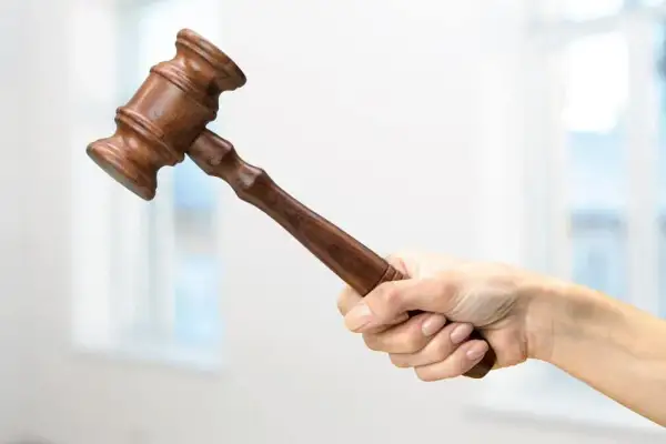 Jak sprawdzić czy wyrok się uprawomocnił i uniknąć niepewności?