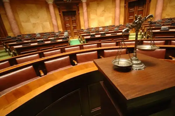 Wyłączenie jawności rozprawy – co to znaczy i jakie ma konsekwencje?