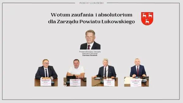 Wotum zaufania dla Zarządu Powiatu Łukowskiego. Na zdjęciu Dariusz Szustek, Starosta Łukowski, oraz członkowie zarządu.