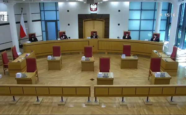 Siedmiu sędziów w togach zasiada w ławach. Skład Trybunału Konstytucyjnego gotowy do obrad.