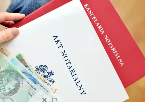 Akt notarialny i polskie banknoty. Kancelaria notarialna przygotowuje dokumenty, a pieniądze czekają na depozyt.