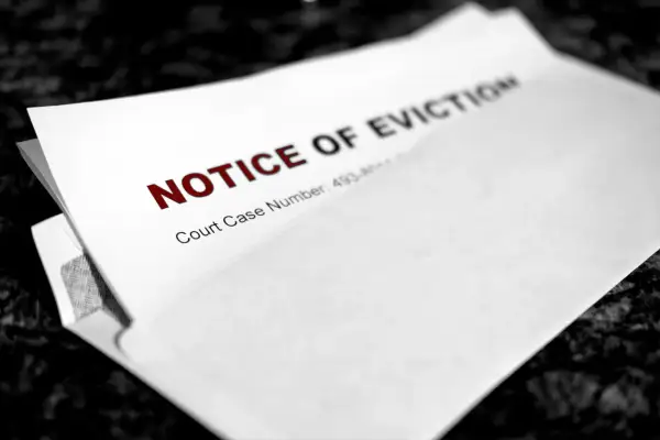 Dokument "Notice of Eviction" (Zawiadomienie o eksmisji) z numerem sprawy sądowej.