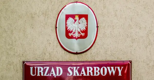 Tablica "Urząd Skarbowy" z godłem Polski. Tu załatwisz sprawy związane z zasadami ogólne podatek.